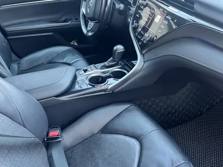 Toyota Camry 2018 года за 8 000 000 тг. в Актобе – фото 11