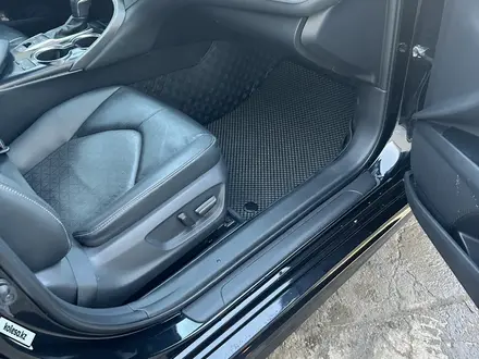 Toyota Camry 2018 года за 8 000 000 тг. в Актобе – фото 12