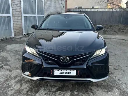 Toyota Camry 2018 года за 8 000 000 тг. в Актобе – фото 13