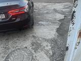 Toyota Camry 2018 годаfor8 000 000 тг. в Актобе – фото 2