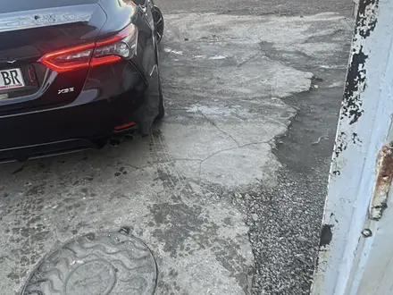 Toyota Camry 2018 года за 8 000 000 тг. в Актобе – фото 2