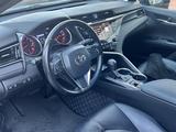 Toyota Camry 2018 годаfor8 000 000 тг. в Актобе – фото 4
