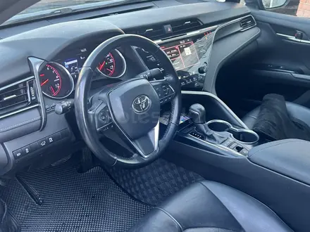 Toyota Camry 2018 года за 8 000 000 тг. в Актобе – фото 4