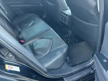 Toyota Camry 2018 года за 8 000 000 тг. в Актобе – фото 8