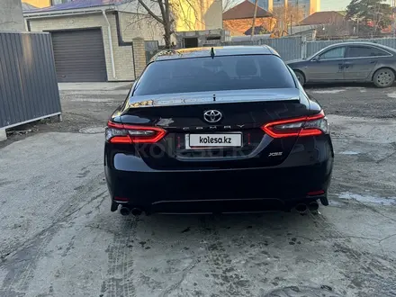 Toyota Camry 2018 года за 8 000 000 тг. в Актобе – фото 7