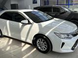 Toyota Camry 2015 года за 10 200 000 тг. в Атырау – фото 3