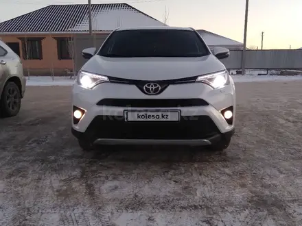 Toyota RAV4 2018 года за 15 000 000 тг. в Актобе