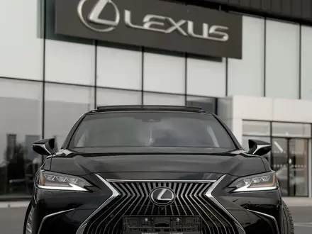 Lexus ES 250 2018 года за 23 500 000 тг. в Шымкент