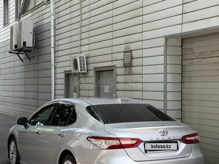 Toyota Camry 2019 года за 13 900 000 тг. в Алматы – фото 4