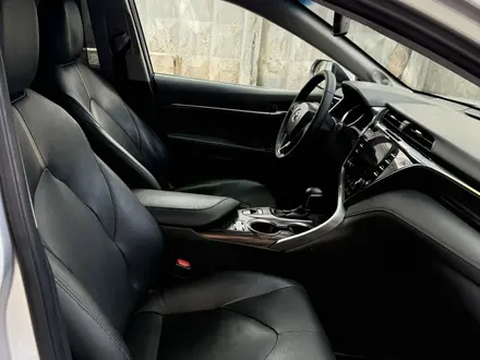 Toyota Camry 2019 года за 13 900 000 тг. в Алматы – фото 12