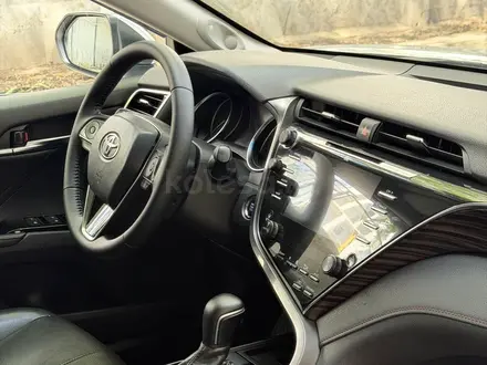 Toyota Camry 2019 года за 13 900 000 тг. в Алматы – фото 13