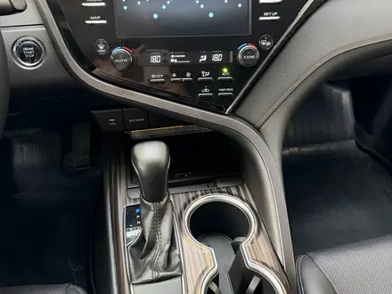 Toyota Camry 2019 года за 13 900 000 тг. в Алматы – фото 16
