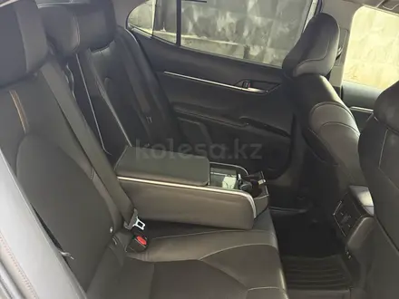 Toyota Camry 2019 года за 13 900 000 тг. в Алматы – фото 8