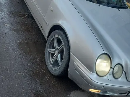 Mercedes-Benz CLK 200 1998 года за 3 500 000 тг. в Семей – фото 4