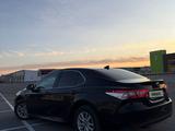 Toyota Camry 2018 года за 12 300 000 тг. в Караганда – фото 2