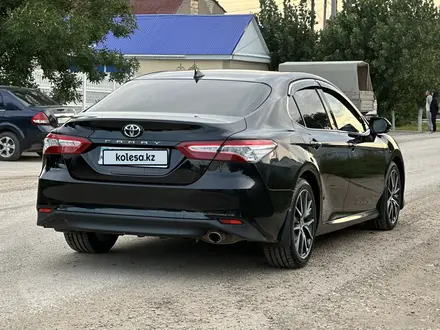 Toyota Camry 2021 года за 15 800 000 тг. в Актобе – фото 6