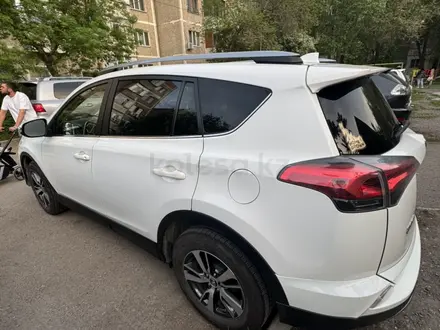 Toyota RAV4 2017 года за 12 400 000 тг. в Алматы – фото 20