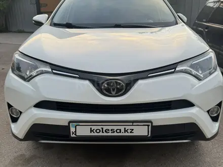 Toyota RAV4 2017 года за 12 400 000 тг. в Алматы
