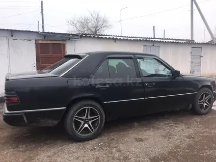 Mercedes-Benz E 220 1993 года за 900 000 тг. в Алматы – фото 3