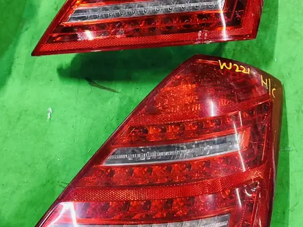 W221 задний правый фонарь рестайлинг есть дефект за 80 000 тг. в Алматы