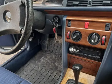 Mercedes-Benz E 250 1991 года за 1 800 000 тг. в Караганда – фото 36