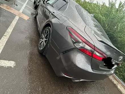 Toyota Camry 2021 года за 13 200 000 тг. в Караганда – фото 2