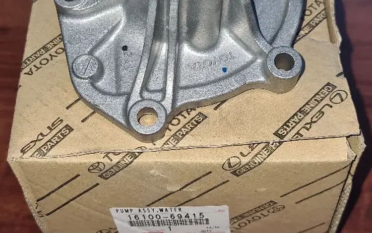 Помпа двигателя 1FZ-FE в оригинале, на Toyota Land Cruiser за 95 000 тг. в Караганда