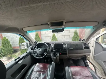 Volkswagen Caravelle 2008 года за 6 200 000 тг. в Алматы – фото 13