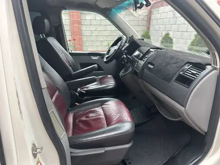 Volkswagen Caravelle 2008 года за 6 200 000 тг. в Алматы – фото 16