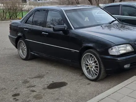 Mercedes-Benz C 280 1995 года за 3 700 000 тг. в Сатпаев – фото 2