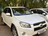 Toyota RAV4 2010 года за 7 600 000 тг. в Астана – фото 2