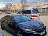 Toyota Camry 2018 года за 7 600 000 тг. в Актау – фото 2