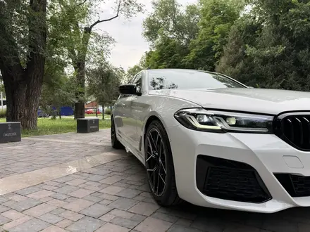 BMW 520 2022 года за 25 800 000 тг. в Алматы – фото 11