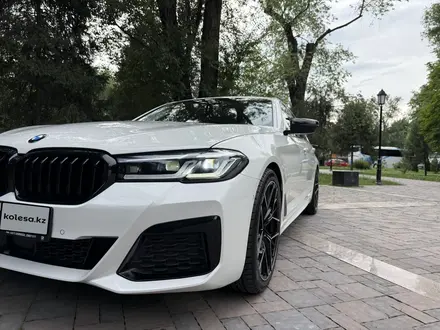 BMW 520 2022 года за 25 800 000 тг. в Алматы – фото 12