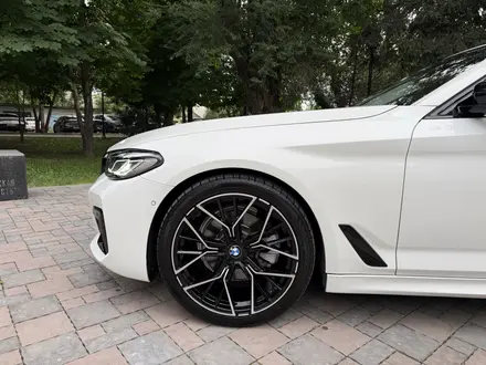 BMW 520 2022 года за 25 800 000 тг. в Алматы – фото 13