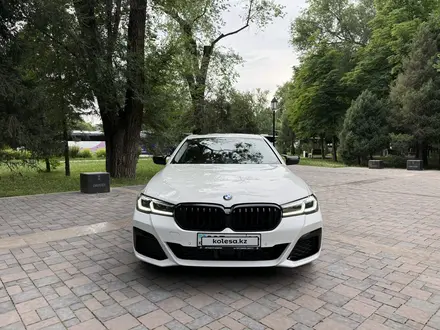 BMW 520 2022 года за 25 800 000 тг. в Алматы – фото 3