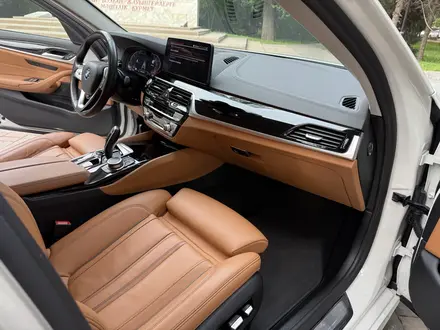 BMW 520 2022 года за 25 800 000 тг. в Алматы – фото 22