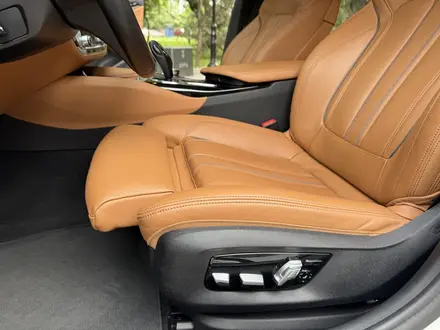 BMW 520 2022 года за 25 800 000 тг. в Алматы – фото 28