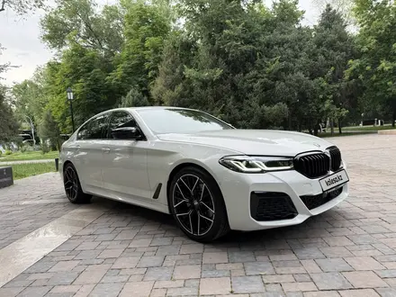 BMW 520 2022 года за 25 800 000 тг. в Алматы – фото 2
