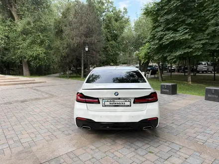 BMW 520 2022 года за 25 800 000 тг. в Алматы – фото 4