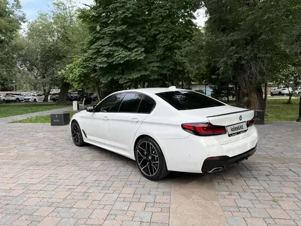 BMW 520 2022 года за 25 800 000 тг. в Алматы – фото 5