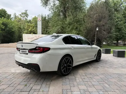 BMW 520 2022 года за 25 800 000 тг. в Алматы – фото 6