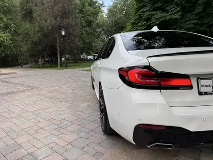 BMW 520 2022 года за 25 800 000 тг. в Алматы – фото 9