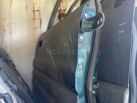 Дверь передняя правая Toyota RAV 4 за 30 000 тг. в Талдыкорган