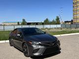 Toyota Camry 2018 года за 13 500 000 тг. в Актобе – фото 2