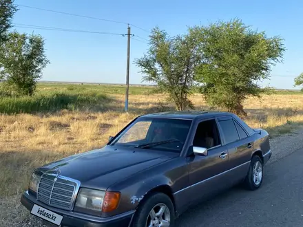 Mercedes-Benz E 230 1992 года за 1 350 000 тг. в Тараз – фото 2