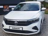 Volkswagen Polo 2022 года за 7 450 000 тг. в Алматы