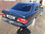 Mercedes-Benz E 230 1995 года за 1 650 000 тг. в Петропавловск – фото 2