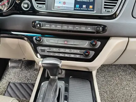 Kia Carnival 2016 года за 12 500 000 тг. в Алматы – фото 17