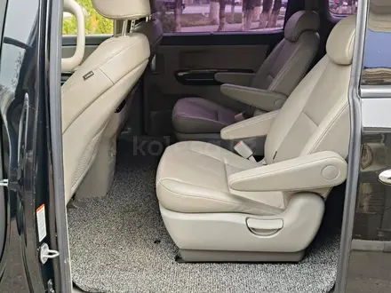 Kia Carnival 2016 года за 12 500 000 тг. в Алматы – фото 24